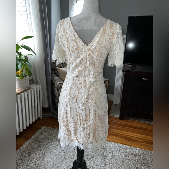 🩷 LULUS lace cream colored dress - sheer lined size medium - Picture 3 of 12